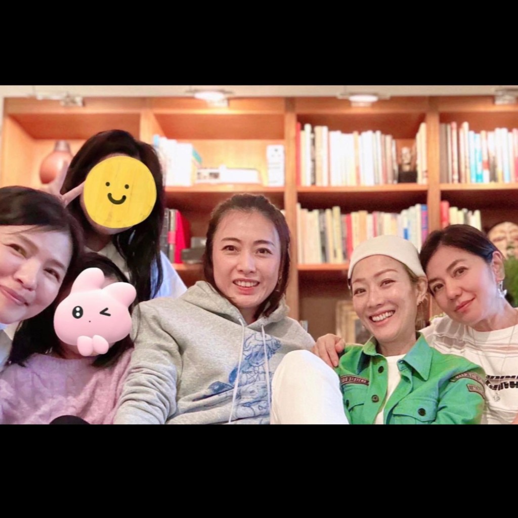 郑秀文昨日（8日）分享的照片可见，锺楚红与郑秀文头贴头，微微一笑以行动勉励好姊妹。