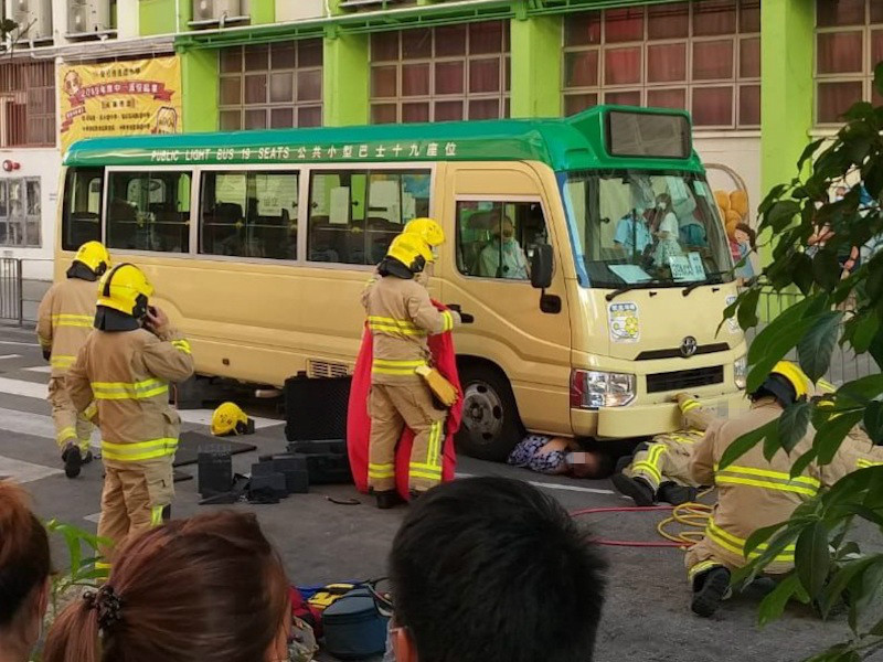 老婦被困車底。讀者提供
