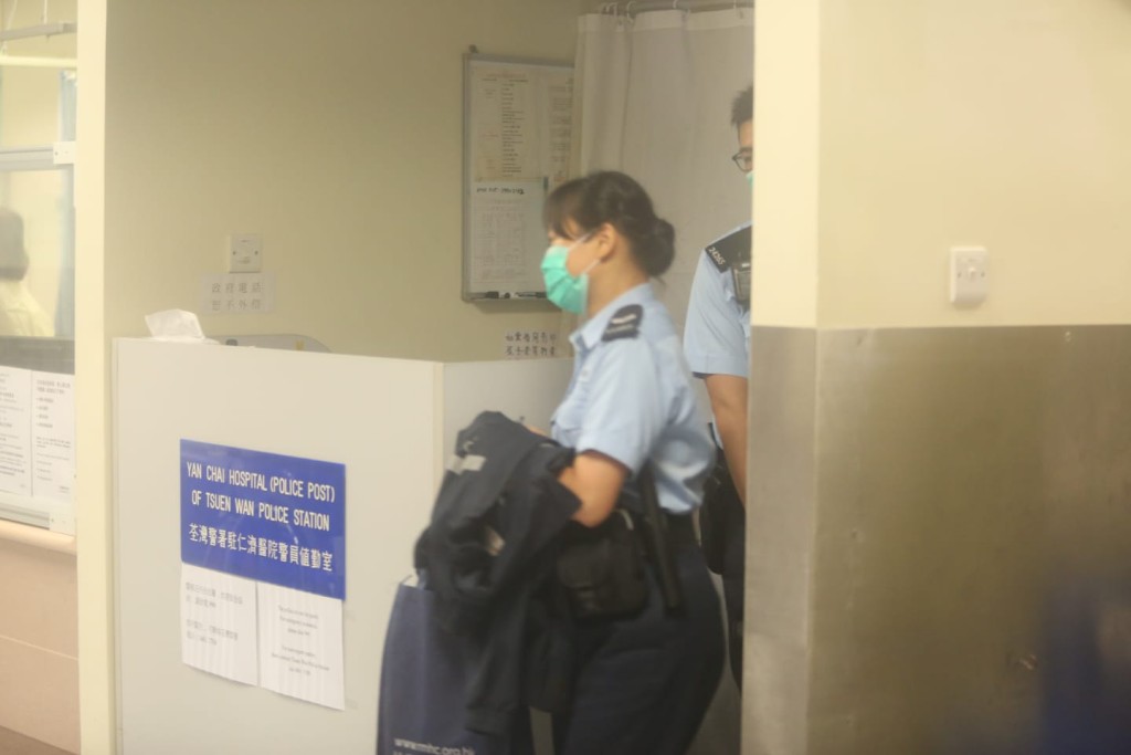 仁濟醫院警員晚上離開警崗。