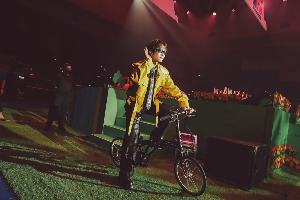 Alton型格踩單車進場。