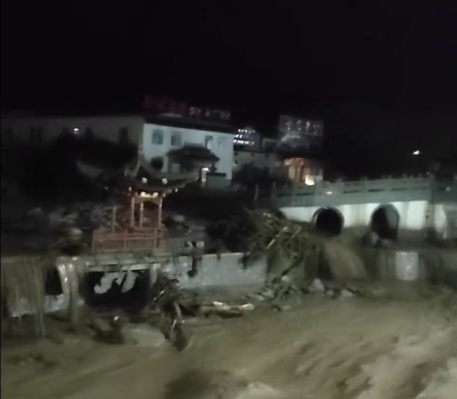 網上流傳影片可見，河道水漲周圍部分設施受損，車輛被沖走、路基被沖垮。