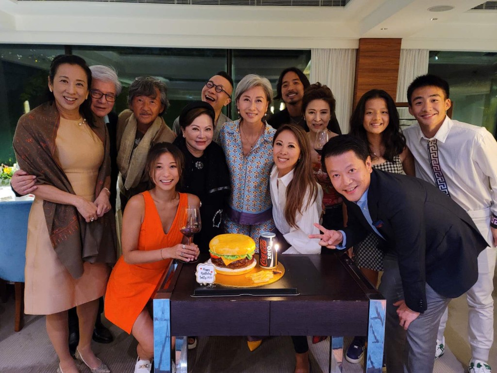 葉蒨文與一班好友慶祝61歲生日，還有朱玲玲與老公！