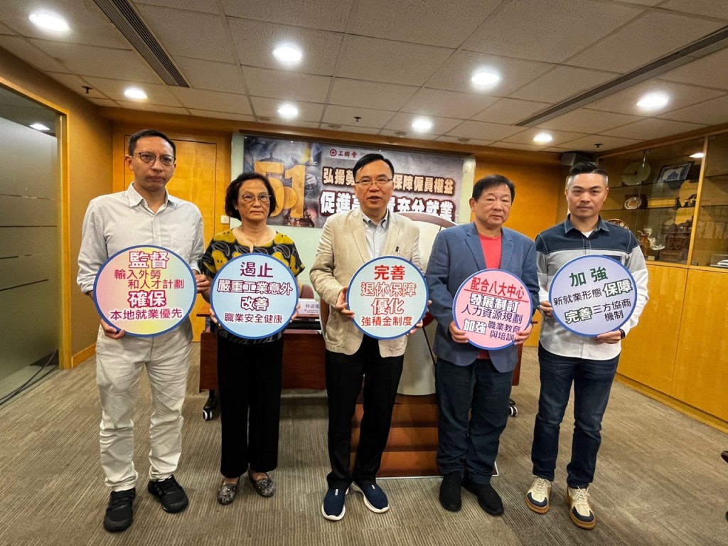 左起：工联会副理事长林伟江、林淑仪、黄国、陈邓源，及副理事长丘耀诚。黄子龙摄