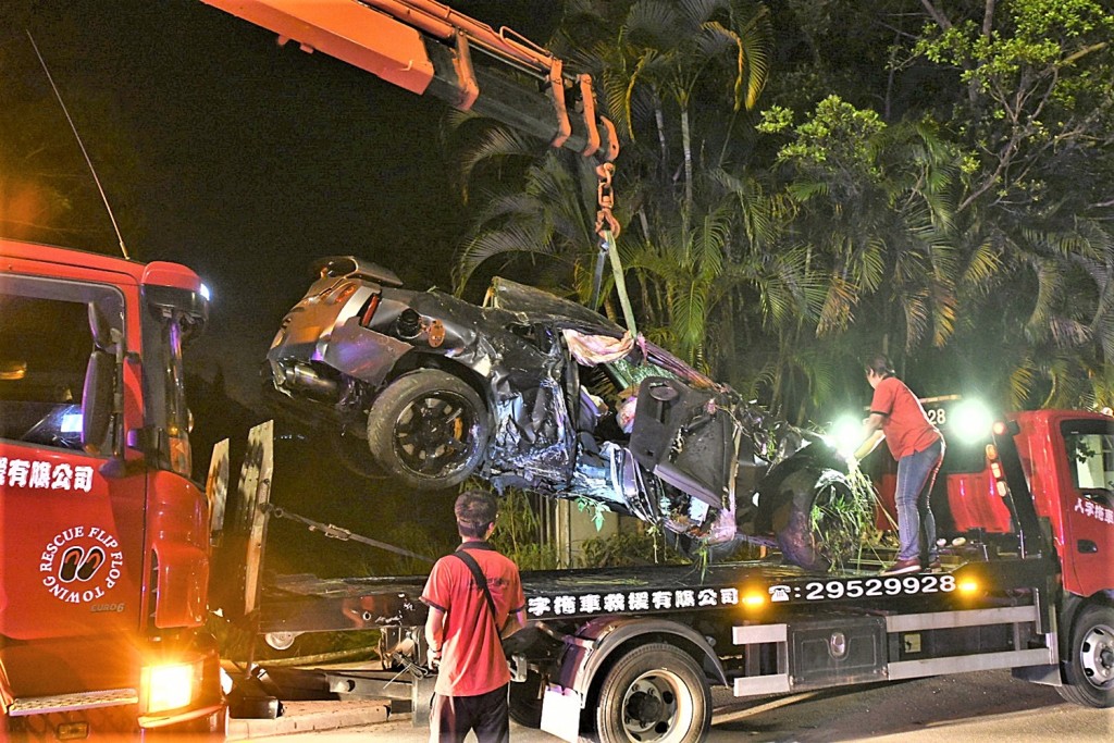 跑車損毀嚴重。