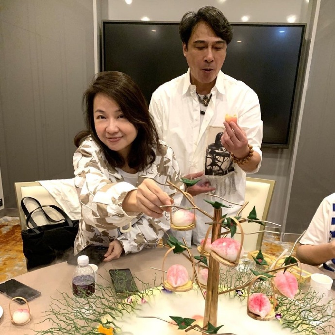 其間一家三口相約親友飯聚，吳太王麗萍（左）看到精緻的美食亦忍不住舉起手機打卡。