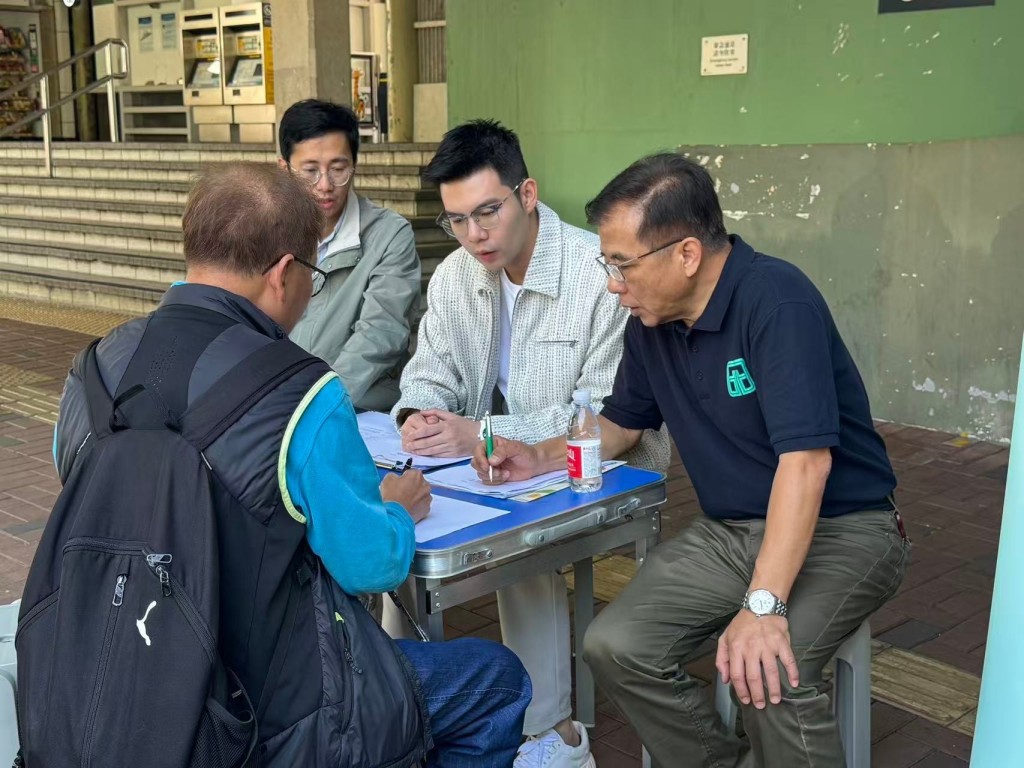 譚鎮國日常會見巿民的過程中，明白向市民、基層與弱勢社群講解國安時，應盡可能將宏大的安全觀念，轉化為他們能直接感知的生活關切話題