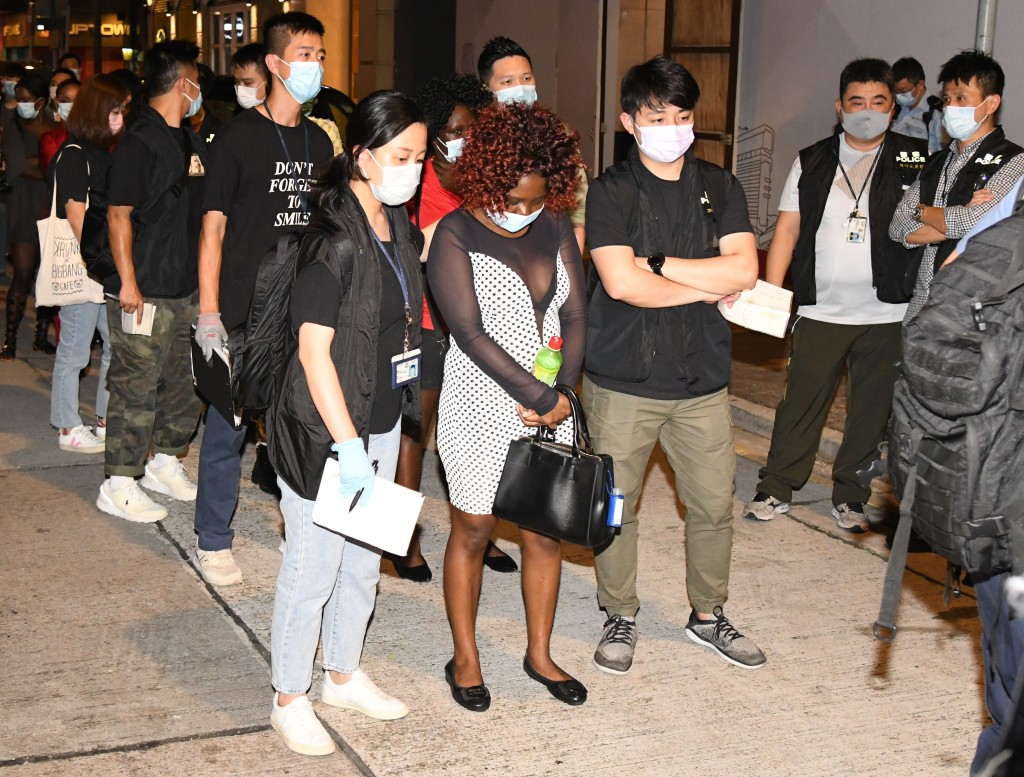 警方於2021年9月25日拘捕以非洲裔女子為主的16名持「行街紙」非華裔疑犯,涉嫌在灣仔一帶酒吧竊取外籍客人的貴重財物,並主動招徠性服務,藉受害人睡覺盜去財物。 警方於2021年9月25日拘捕以非洲裔女子為主的16名持「行街紙」非華裔疑犯,涉嫌在灣仔一帶酒吧竊取外籍客人的貴重財物,並主動招徠性服務,藉受害人睡覺盜去財物。