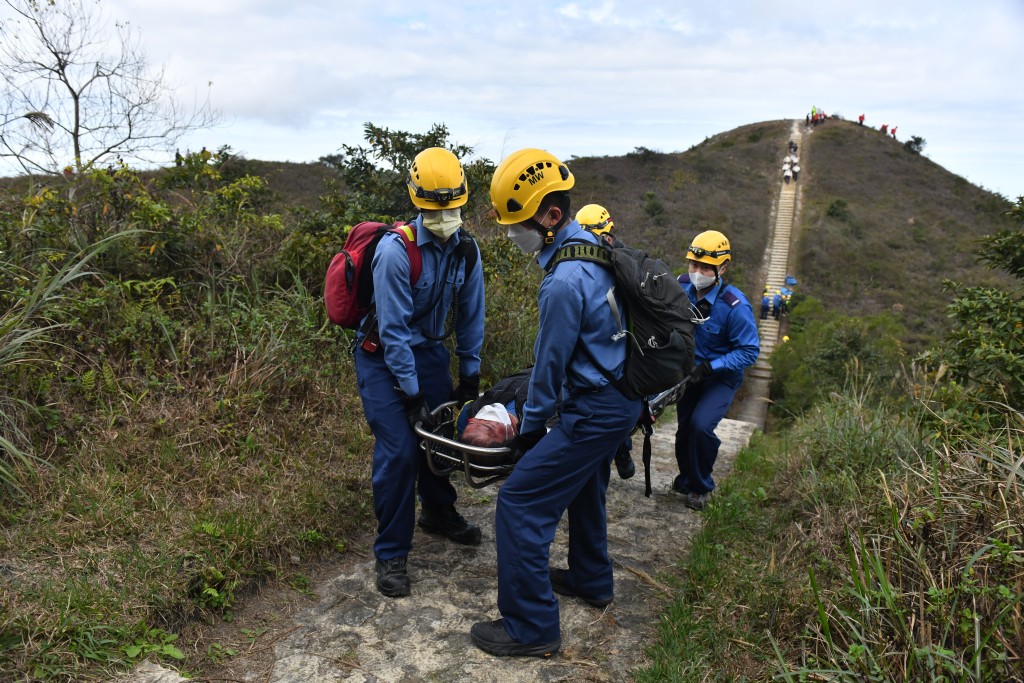 攀山拯救专队及高空拯救专队负责拯救被困伤者。陈极彰摄