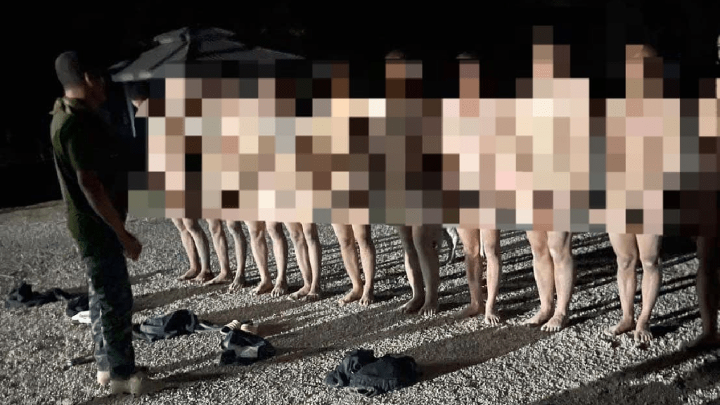 士兵不但被命令脫光衣物,更遭受毆打。(FB@Survive-สายไหมต้องรอด )