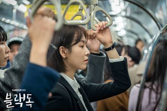 他觀察到不少打工仔在早上九時的正式上班時間前,已經在地鐵車廂內急不及待打開電腦辦公,馬不停蹄地處理公事。(劇照 非當事人) 他觀察到不少打工仔在早上九時的正式上班時間前,已經在地鐵車廂內急不及待打開電腦辦公,馬不停蹄地處理公事。(劇照 非當事人)