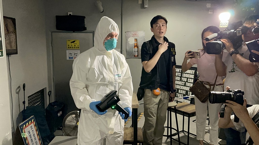 當局介紹凶案現場搜證方法。 當局介紹凶案現場搜證方法。