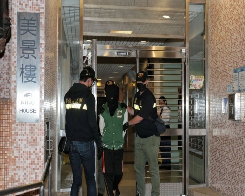 警方將男子押返美景樓住所搜查。徐裕民攝