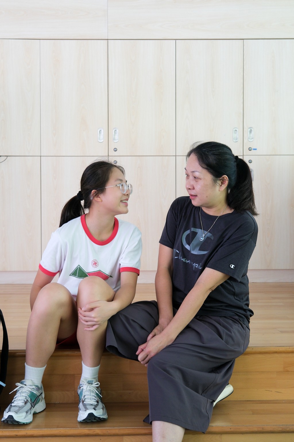 马太是女儿最坚实的后盾，在佩渝面对樽颈时默默陪伴，强调其身心健康远比考入传统名校重要。（图片来源：《Ohpama》）