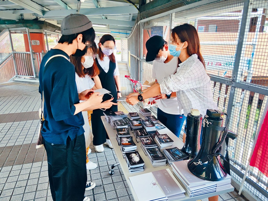 ■理大學生會三月到校外設街站,派發反修例明信片。