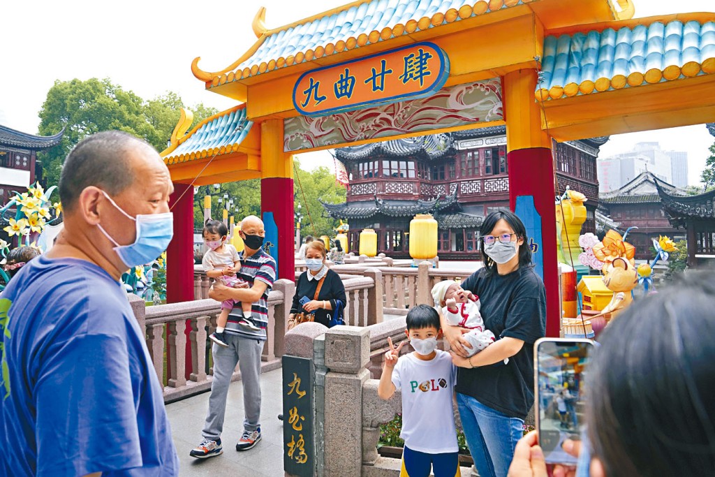 終於解封,上海市民到豫園遊玩。
