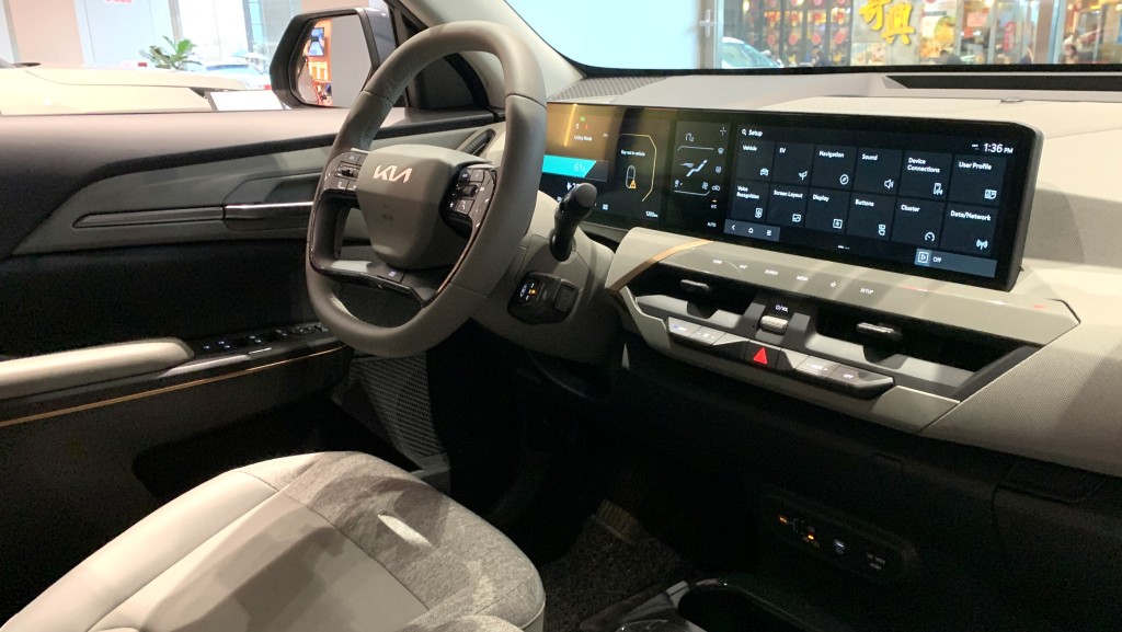 起亞EV5純電動SUV，中控台以串連3屏幕及實體按鍵組合。