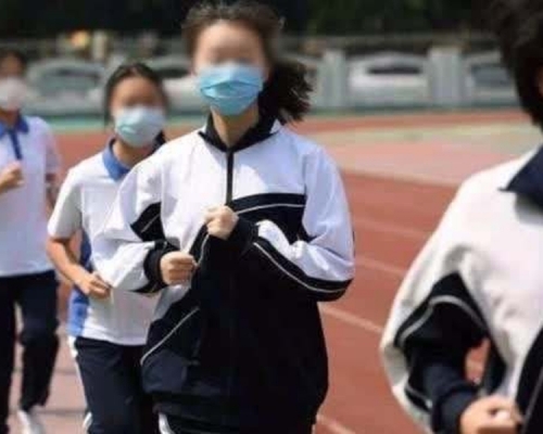 學生跑步猝死疑因與戴口罩有關,多地叫停。(網圖)