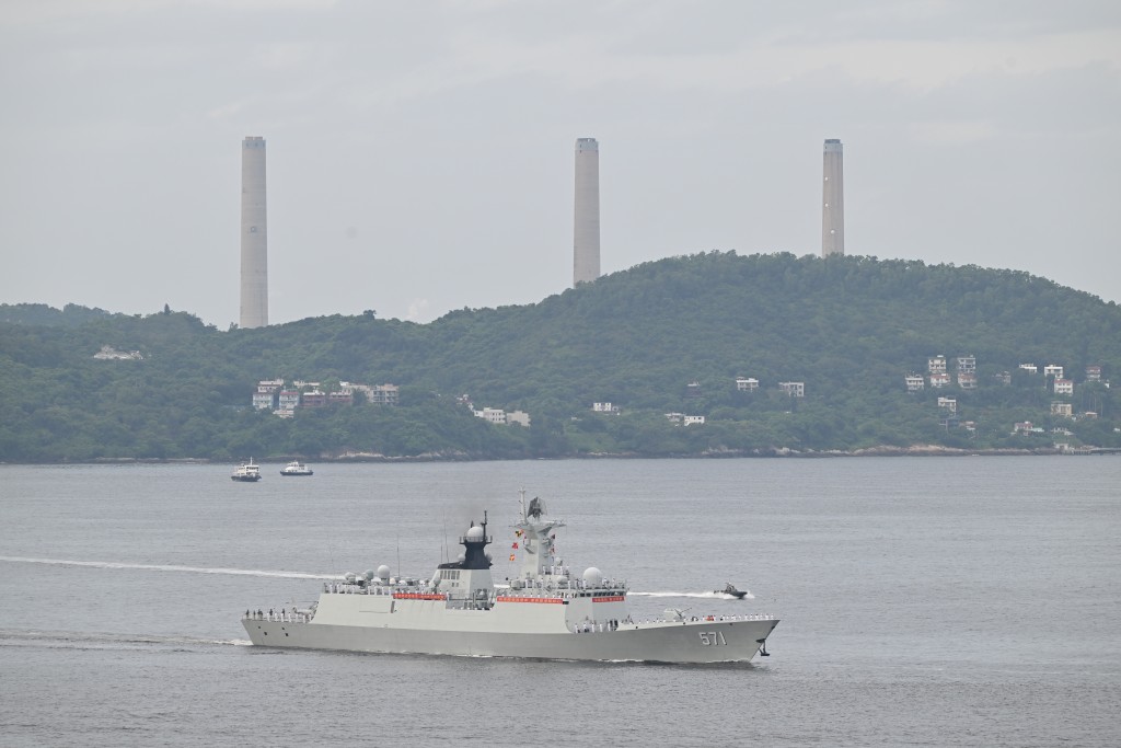 山東艦航母編隊訪港 - 域多利道情況。劉駿軒攝
