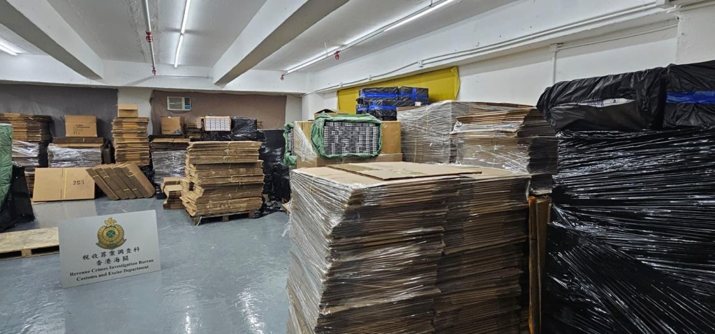 海關人員其後再於該棟工業大廈的一個單位上再搜到約640萬支未完稅香煙。黎志偉攝