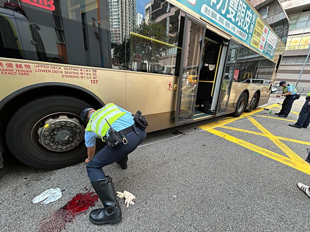 警員在場處理傷者物件。曾志恆攝 警員在場處理傷者物件。曾志恆攝