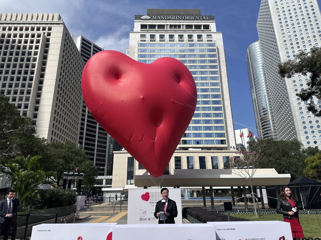 由著名設計師Anya Hindmarch構思、香港設計中心策展的「Chubby Hearts Hong Kong」於今日(14日)至元宵節期間展出。蘇正謙攝