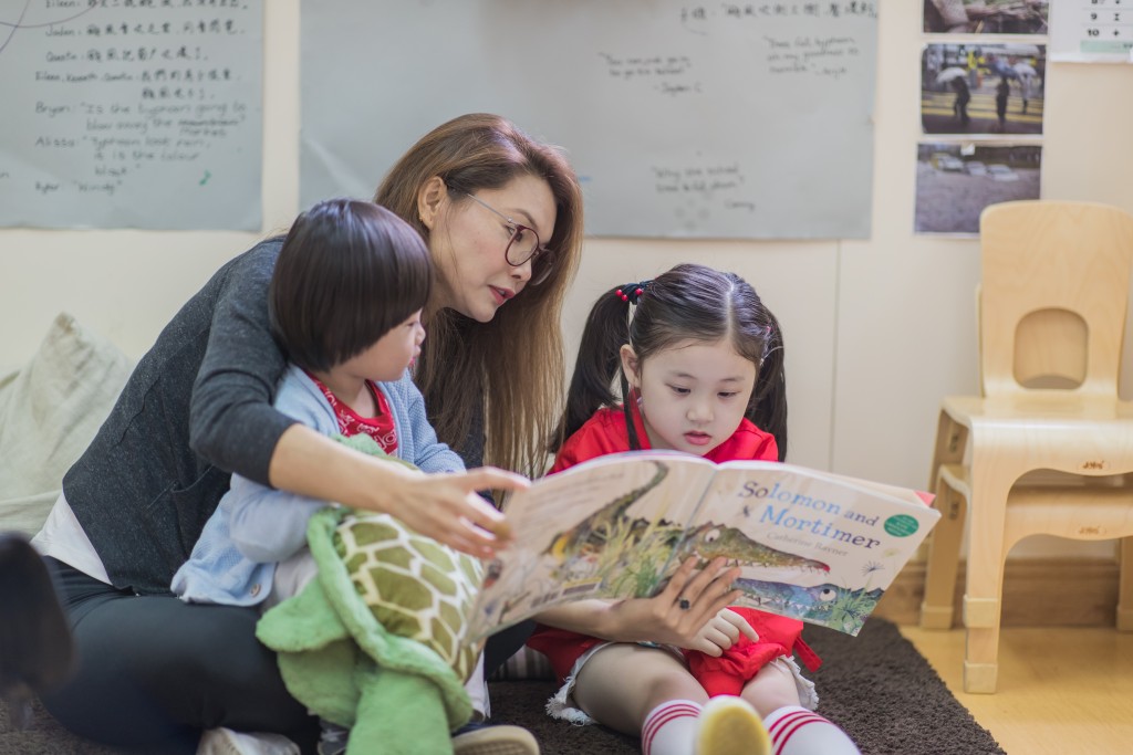 圖書除了可作為角色扮演的藍本,Joey表示當其兒子提出問題,她亦會盡量引導孩子利用書本尋找答案。 圖書除了可作為角色扮演的藍本,Joey表示當其兒子提出問題,她亦會盡量引導孩子利用書本尋找答案。