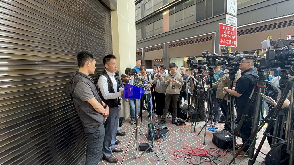 警方交代案情。楊偉亨攝 警方交代案情。楊偉亨攝