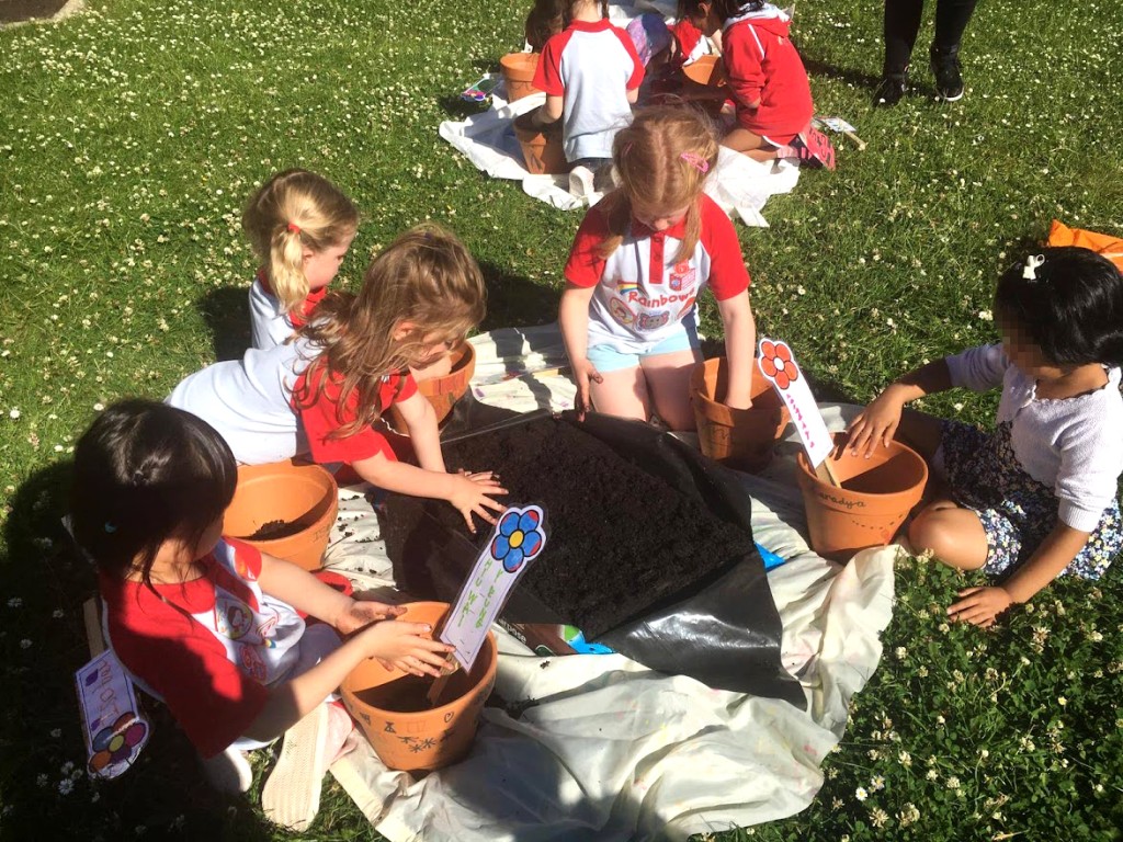 Debby的女兒唯唯自從參加女童軍後,自信提升。圖為她參加女童軍的種花活動。 Debby的女兒唯唯自從參加女童軍後,自信提升。圖為她參加女童軍的種花活動。