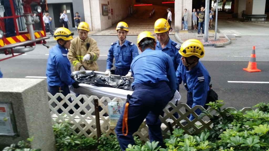 西灣河鯉景灣逸華閣一名男子墮樓死亡。