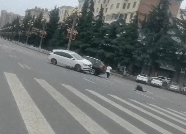 白車追撞白衫女子,兩鐵騎無辜被撞。 白車追撞白衫女子,兩鐵騎無辜被撞。