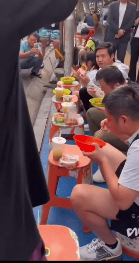 雷军武汉街头吃早餐。