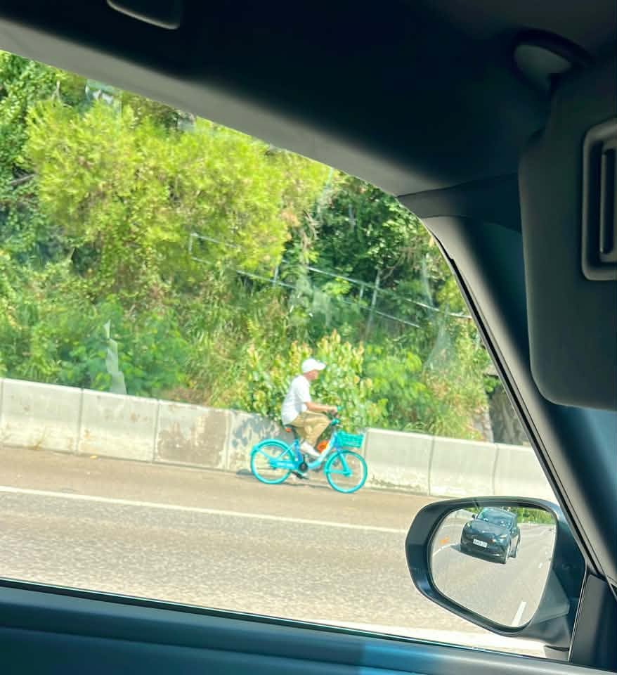 兩名戴Cap帽的男女騎著天藍色的共享單車,沿屯門公路往九龍方向的路肩前行。網上圖片 兩名戴Cap帽的男女騎著天藍色的共享單車,沿屯門公路往九龍方向的路肩前行。網上圖片