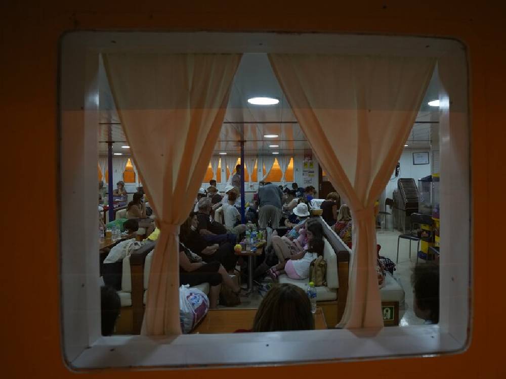 日前超过2,000人乘坐渡轮撤离希腊埃维亚岛。AP图片