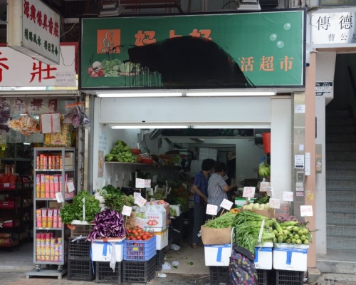 「好上好蔬菜」多間分店遭人淋黑漆破壞。