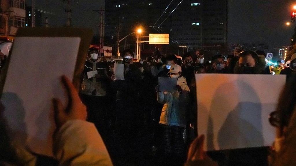 內地近日各地有許多民眾走上街頭，舉出白紙進行抗爭。