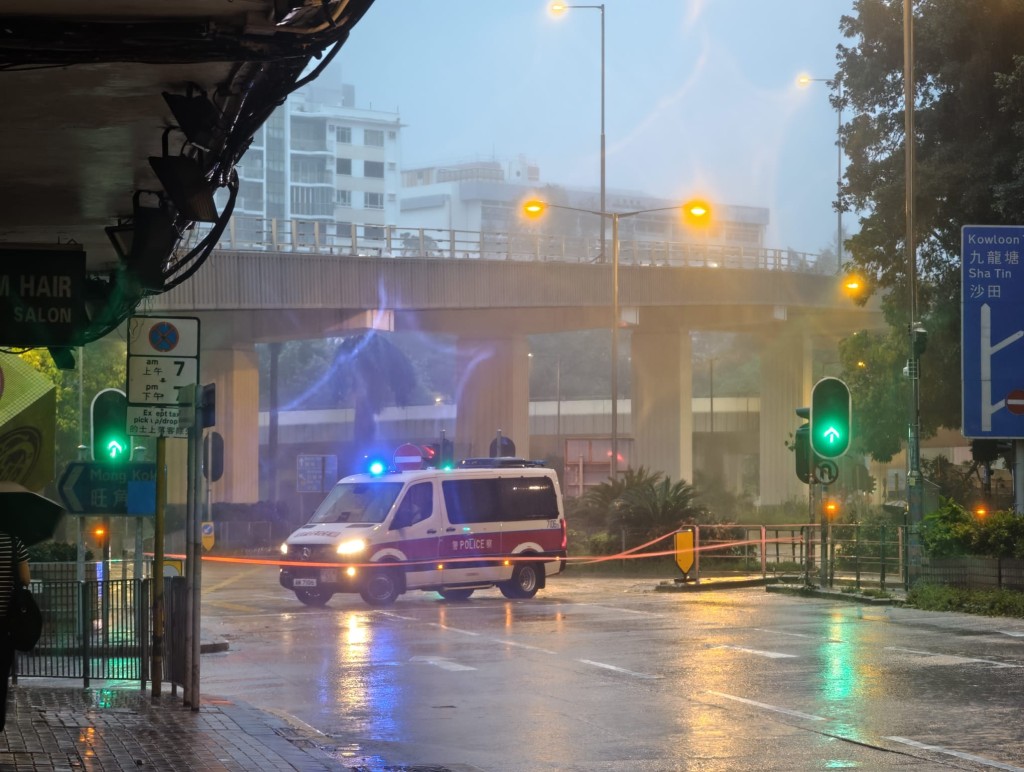 警方封鎖上址一段窩打老道。