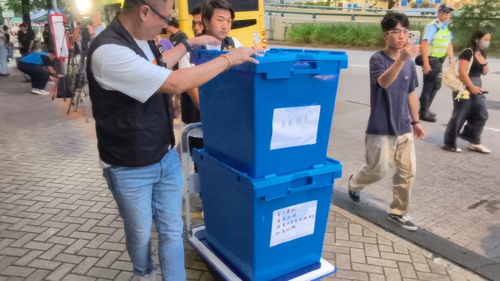 探員上臺日電梯柴灣辦公室蒐證。 探員上臺日電梯柴灣辦公室蒐證。