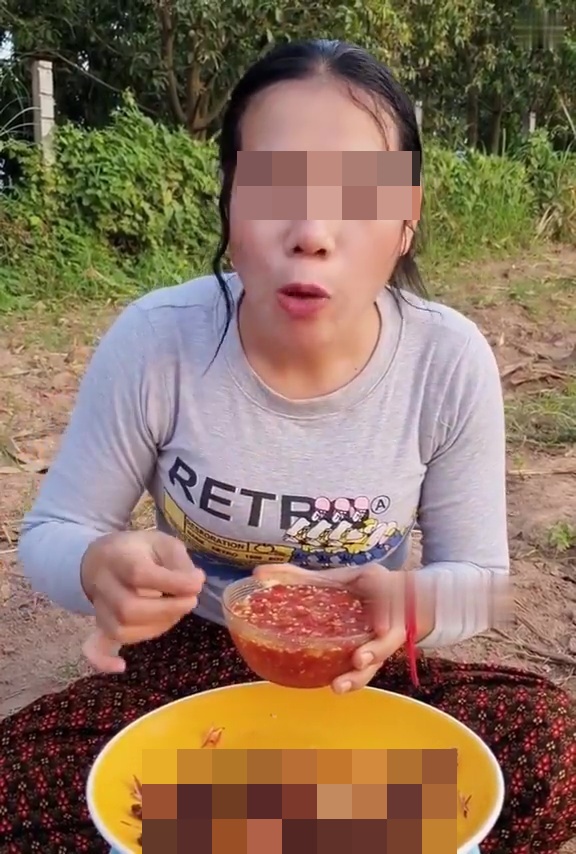 女子津津有味地连吃3只姜蒽蟑螂。网上截图