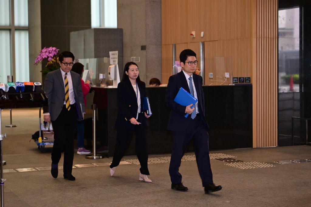 财经事务及库务局副局长陈浩濂（右）带队入内准备会面。（陈极彰摄）