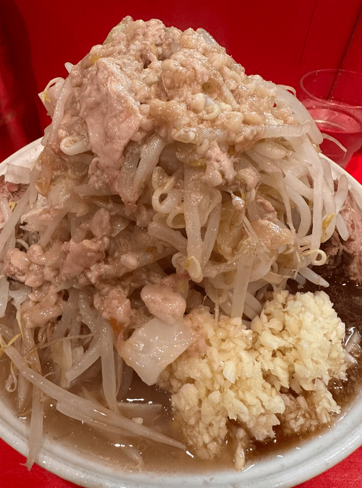 日本拉面店“拉面二郎”以大份量著称。X@jiro_fuchu