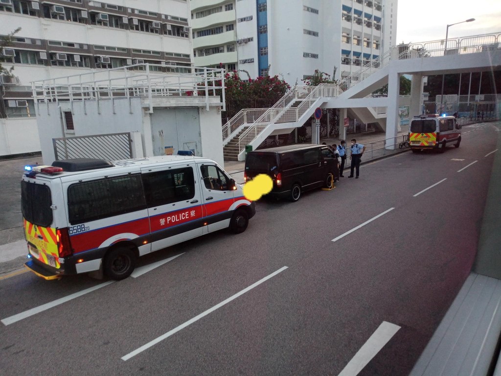 乙明邨锁车队成员遇袭，警员到场调查。沙田之友FB图片