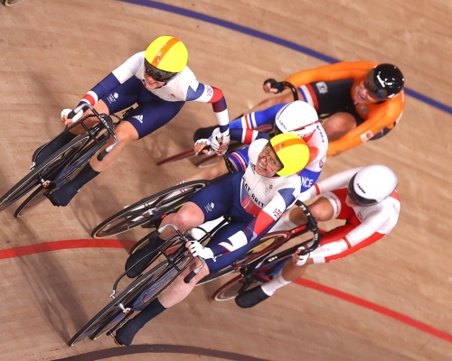 英國（黃色頭盔）在十二次衝分圈有十次率先衝線。Reuters