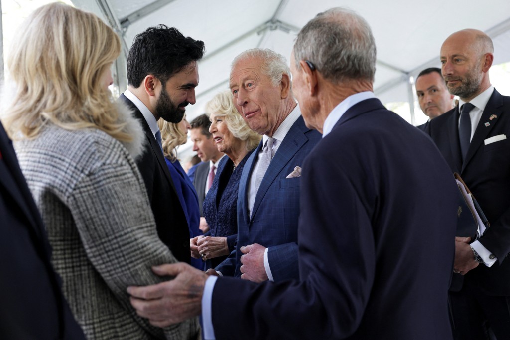 英王查理斯三世与纽约市长马姆达尼谈笑风生，有指市长表达了还印度巨钻“光之山”的愿望。 路透社