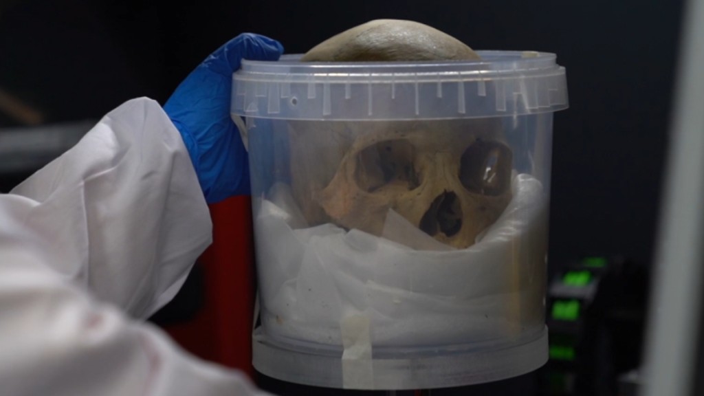 考古人員在北周武帝肢骨樣本上獲取約100萬個可用的基因位點。(新華社)