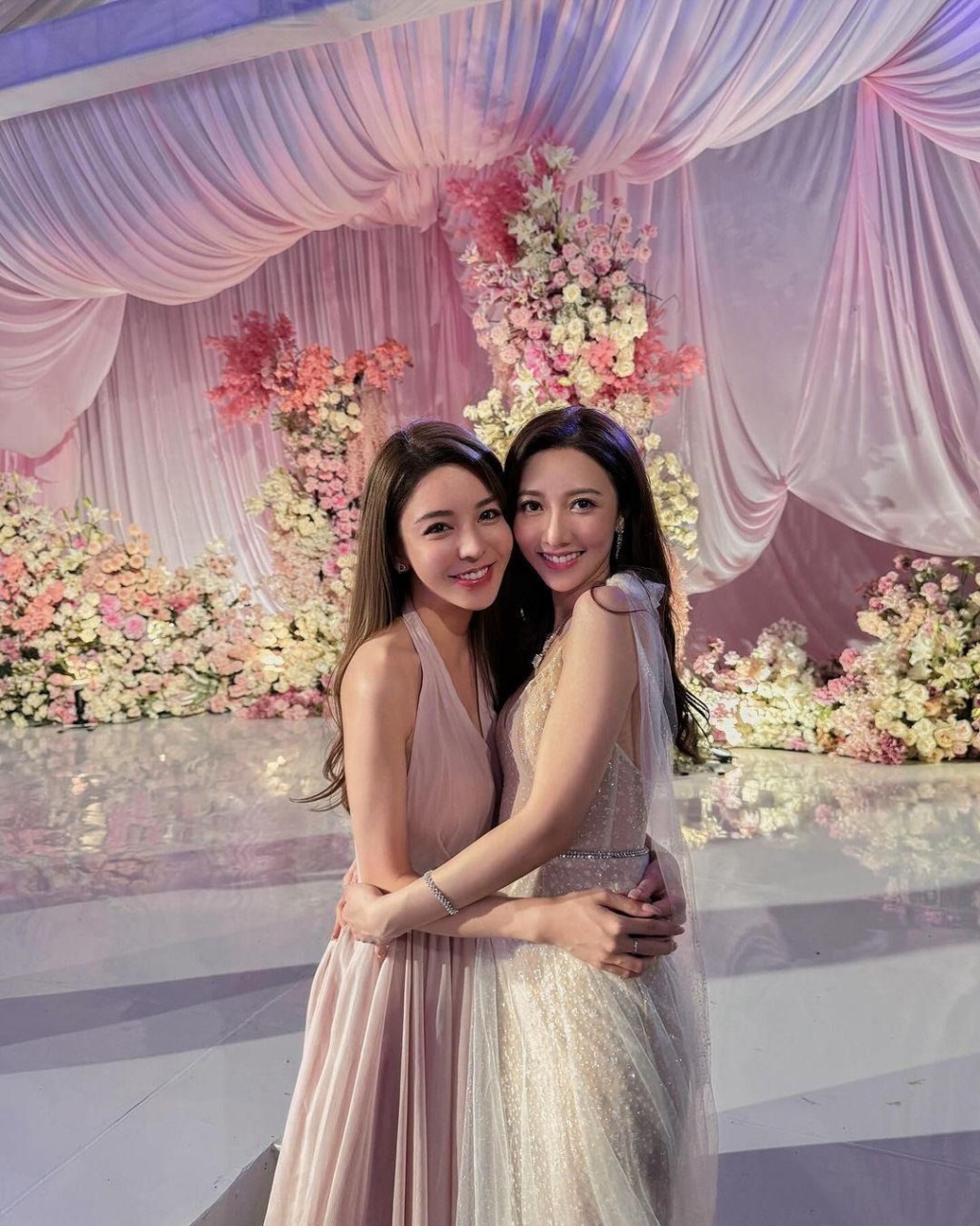譚嘉儀出席何依婷婚禮。