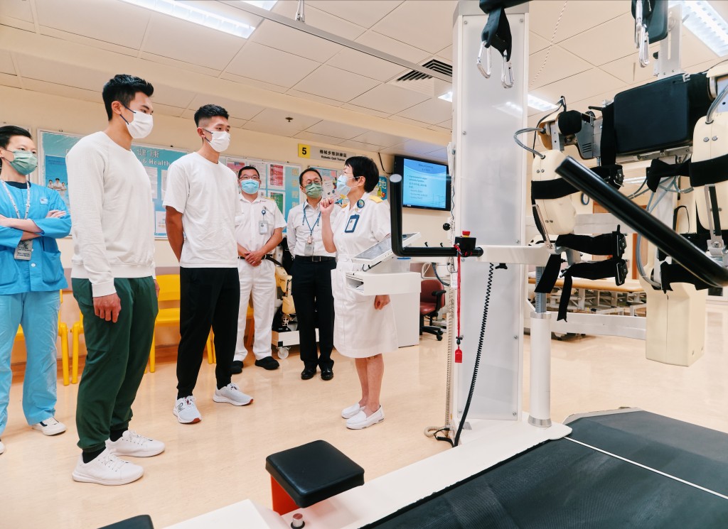 林新棟（左二）及王瑋駿（左三）到訪瑪嘉烈醫院腦神經綜合復康中心，參觀物理治療部的復康設備。政府新聞處圖片
