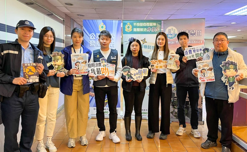 海关联同葵青警区警民关系组，向区内长者宣传预防不良营商手法及消费陷阱的讯息。香港海关fb图片