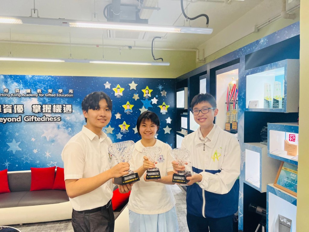 「第二屆少年創科達人大獎」3名得獎學生望月謙(左起)、黃穎彤及張雋弘,均希望以其設計的項目,幫助更多有需要人士。 「第二屆少年創科達人大獎」3名得獎學生望月謙(左起)、黃穎彤及張雋弘,均希望以其設計的項目,幫助更多有需要人士。