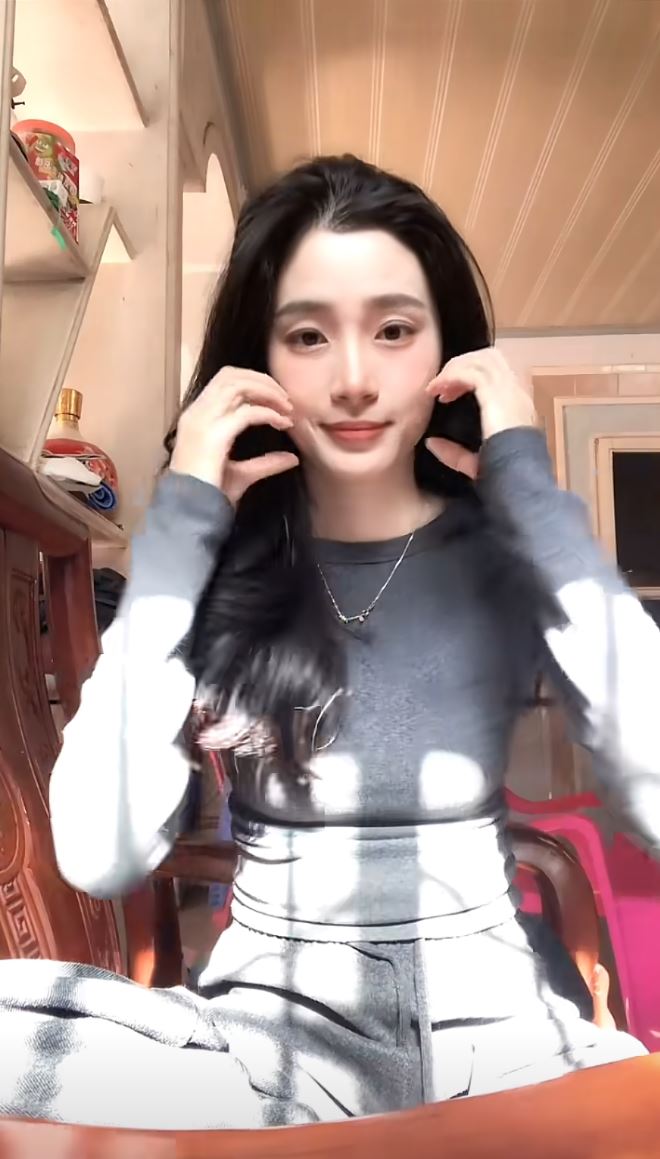 黃澤鑫對女兒在網上爆紅，歸功是遺傳了她母親的美貎。抖音