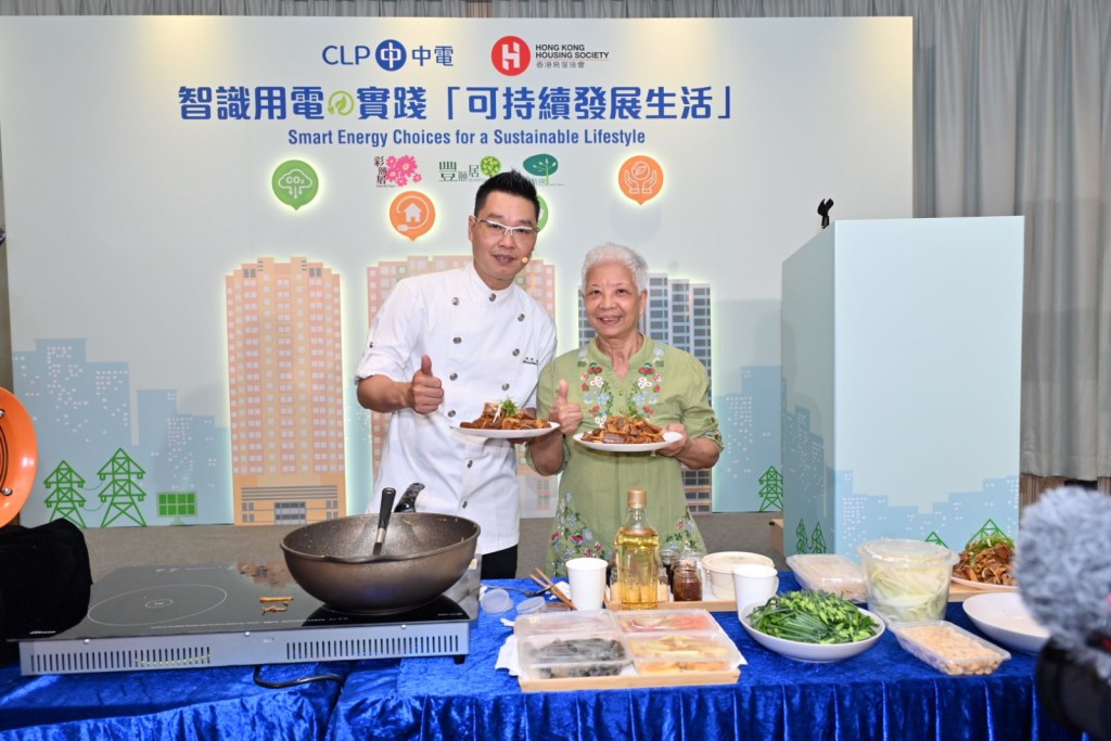 名廚陳國強師傅即席示範以電磁爐炮製出健康又夠鑊氣的家常菜式。